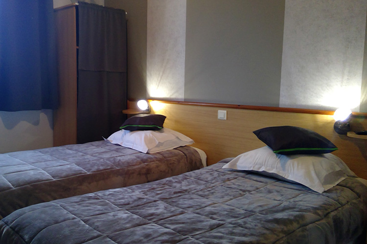 Chambre 2 lits simples à l'hôtel du Beauregard à Brive la Gaillarde